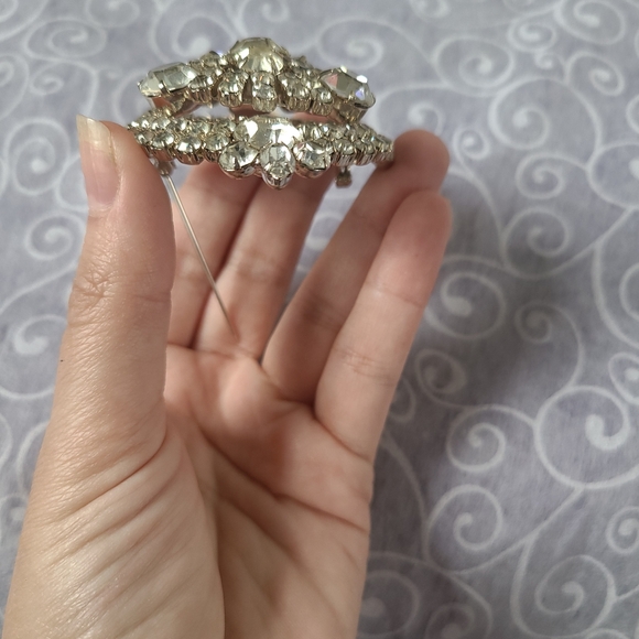 Elegant Silver Crystal Brooch - Picture 7 of 7